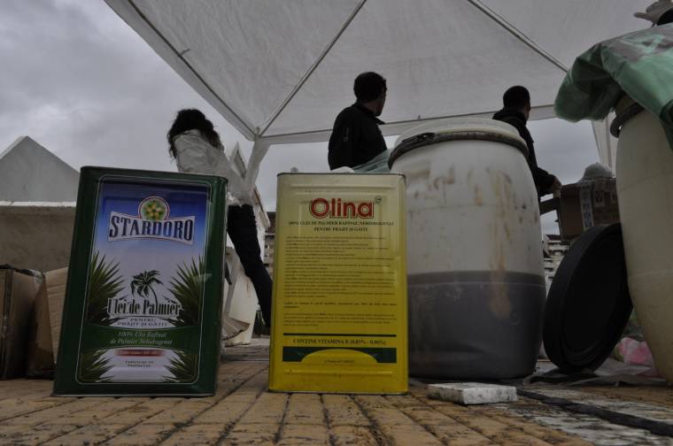 Hajszárító és borotvagép a kukában