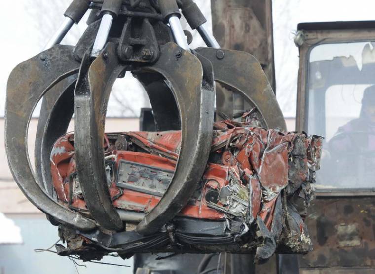 Roncsautók a prés alatt