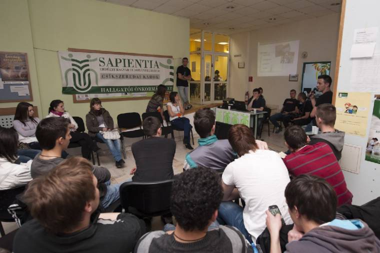 Középiskolások „veszik be” a Sapientiát