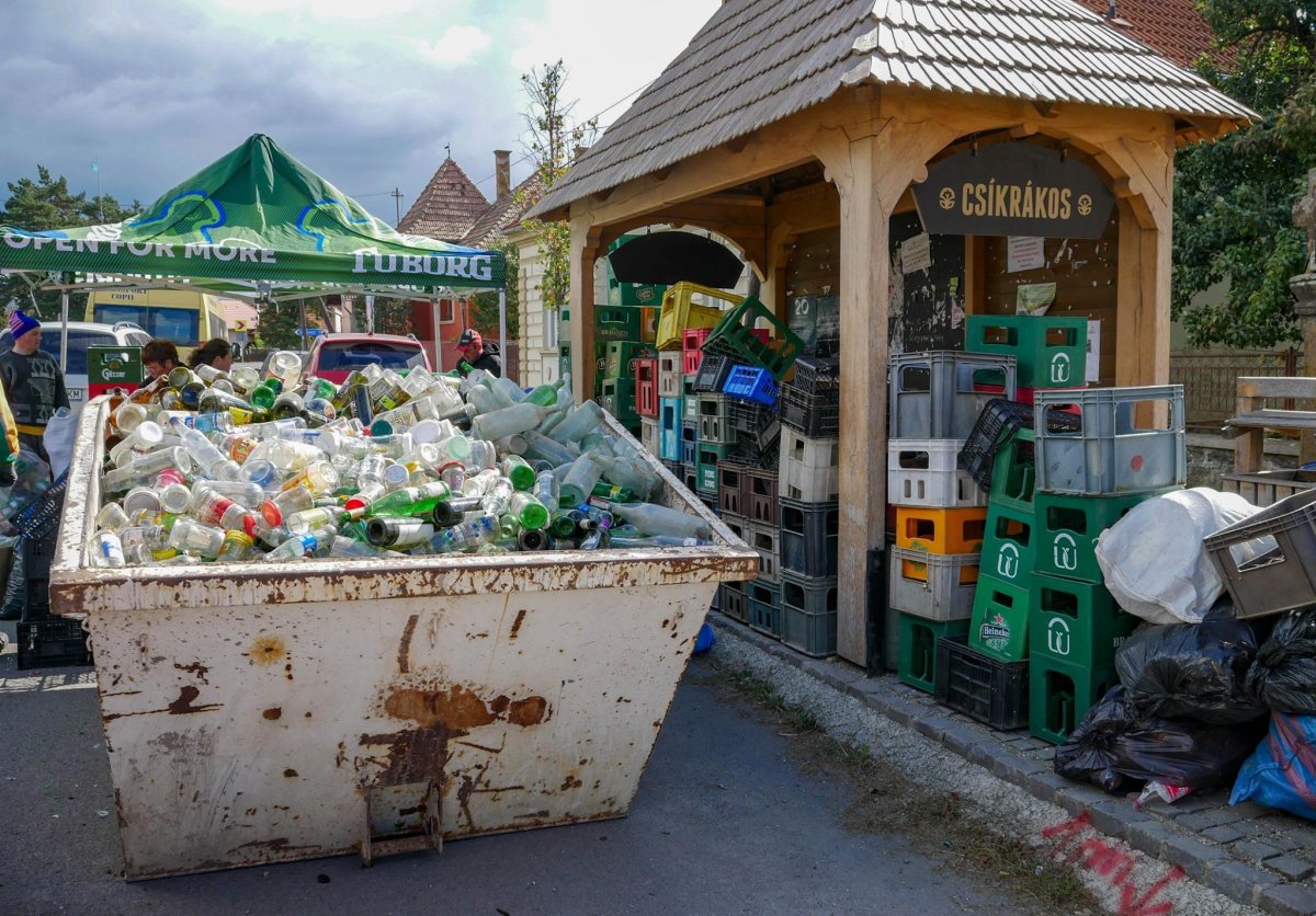 Üveg is nagy mennyiségben gyűlt. Újrahasznosítják •  Fotó: Csíkrákos község Facebook-oldala