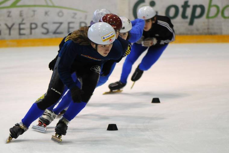 A rövidpályások Szegeden, a műkorcsolyázók pedig Brassóban versenyeztek