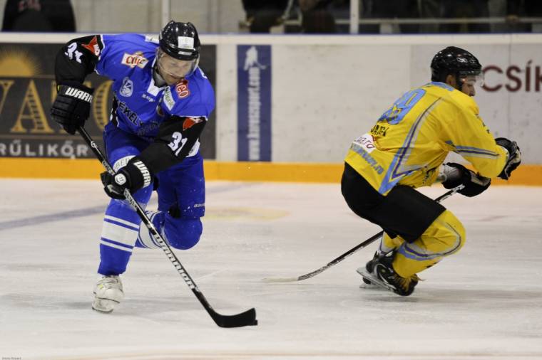 Kezdődik a román hokidöntő
