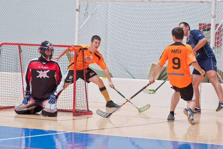 Jótékonysági floorballmeccset rendeznek