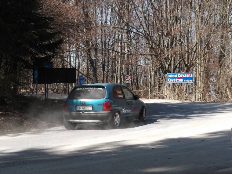 Dolgoznak a Szent Anna-tóhoz vezető úton