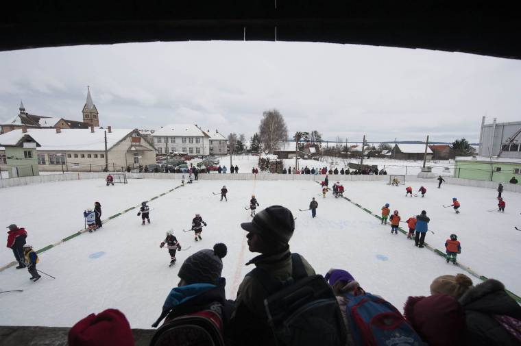 Falutízesek jégkorongtornája Csíkdánfalván