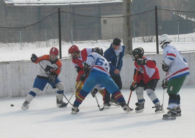Falutízesek hokitornája Csíkdánfalván