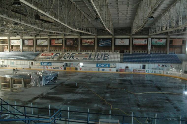 Vízvezetékcsere a Vákár Lajos Műjégpályánál