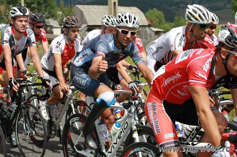 Szerb és lengyel utakon kerekeznek