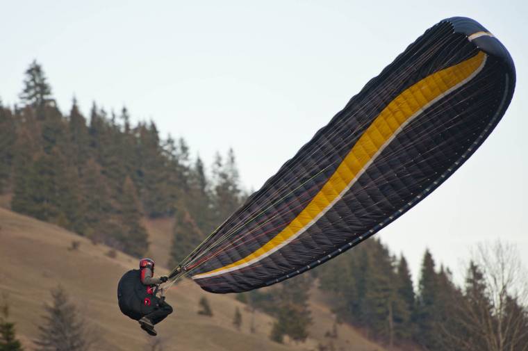 Siklóernyős parádé Gyimesközéplokon