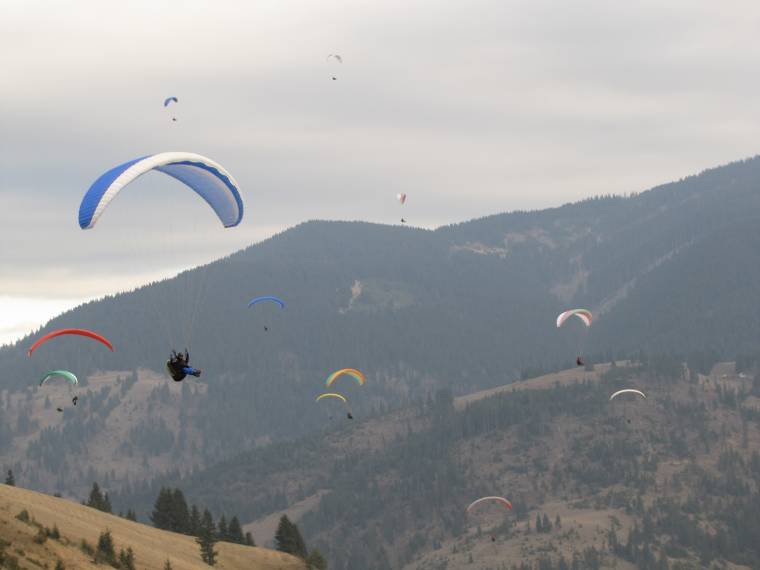 Siklóernyős verseny és gála Gyimesközéplokon