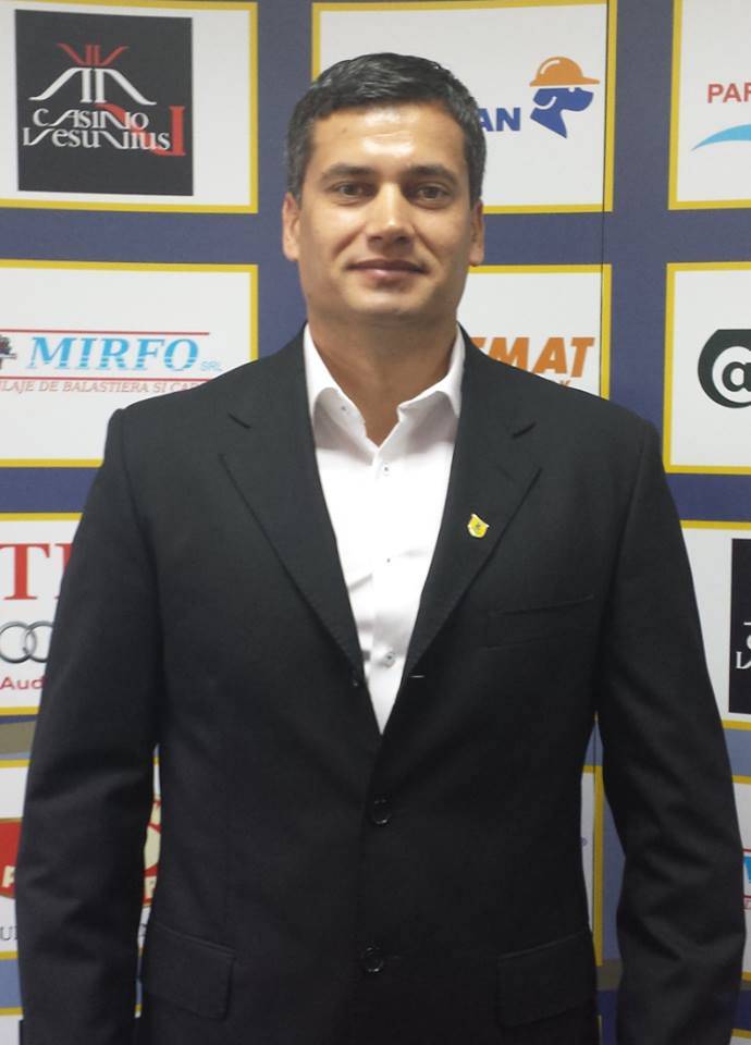 Hárman pályáznak az elnöki székre