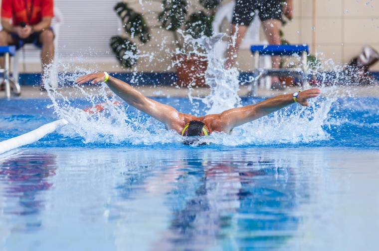 Hagyományteremtő városnapi úszóverseny