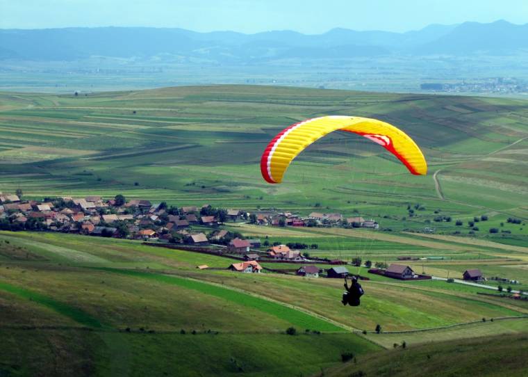 Nemzetközi versenyekre készülnek a csíki siklóernyősök