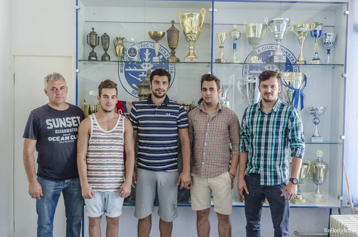 A jégkorongos Biró-család. Balról jobbra: id. Biró Ottó, Biró Gergő, Biró Tamás, Biró Mátyás és ifj. Biró Ottó •  Fotó: Veres Nándor