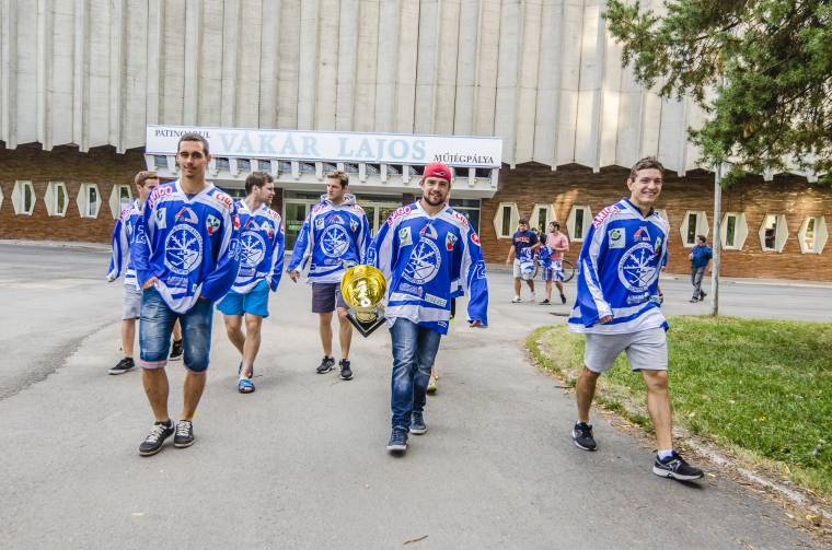 Hazatért a kupagyőztes csapat