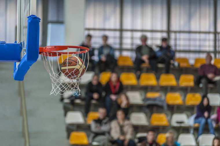 Kosárpalánkokat szerelnek a sepsiszentgyörgyi lakónegyedekbe