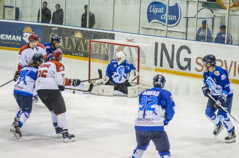 Acélbikákat fogad a Sportklub