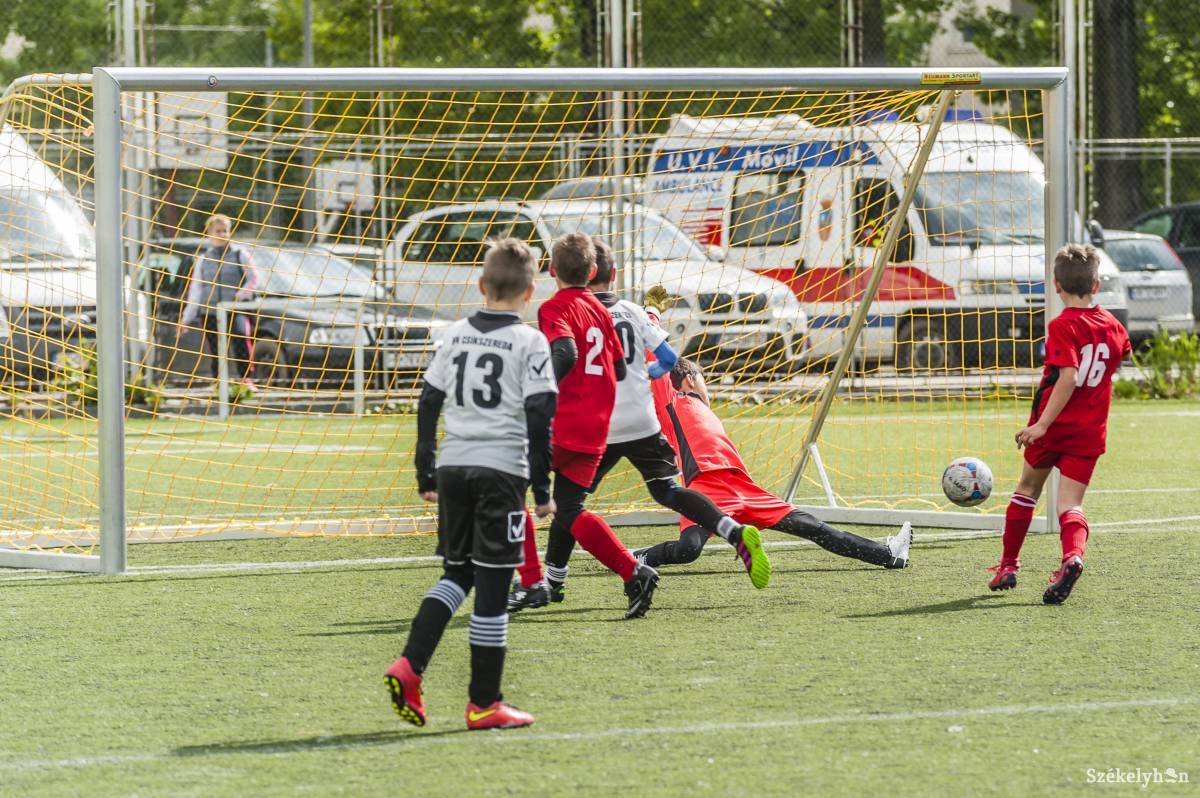 „Gólt kaptak”. A csapattársakkal közös futballra még várnia kell az utánpótlásnak •  Fotó: Veres Nándor