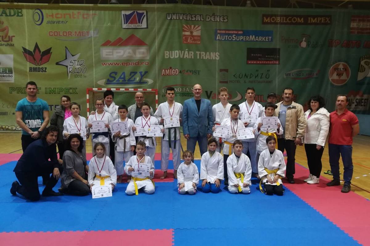 A szépvízi karatecsapat és edzője &bullet;  Fotó: Búzás Csaba