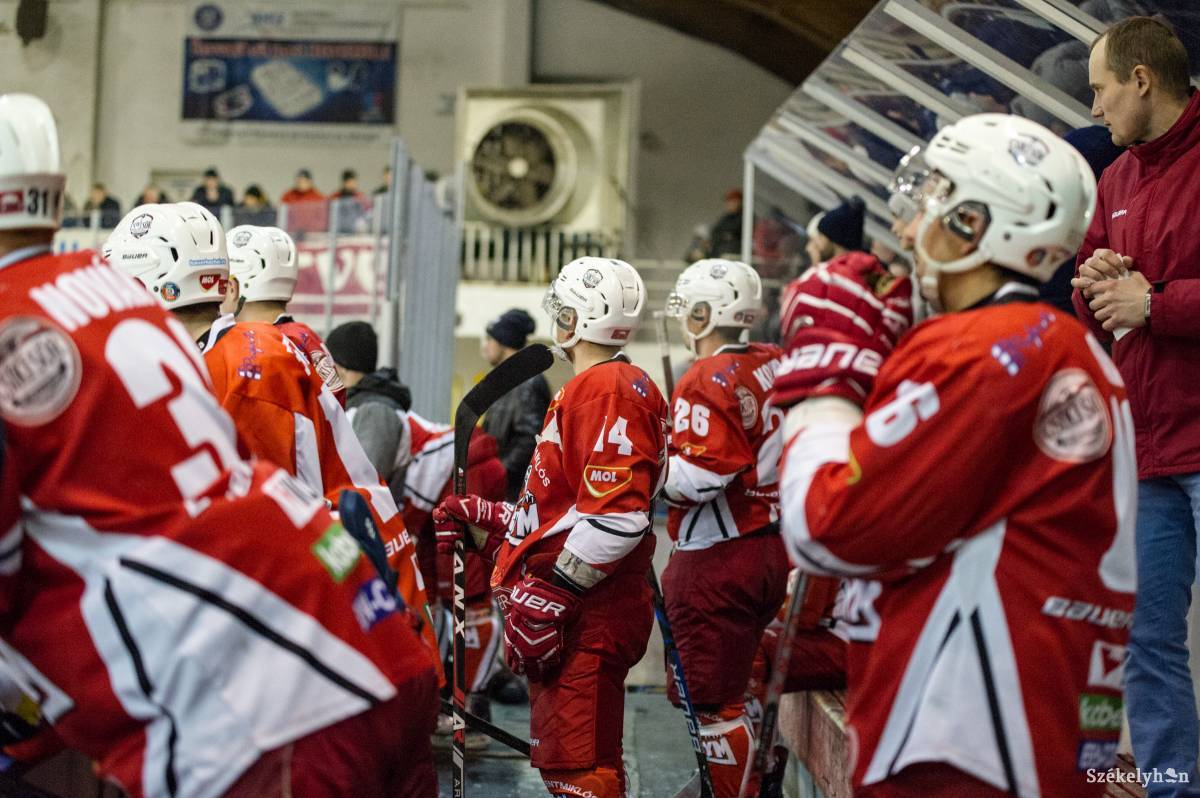 Tétlenség. Levelezés zajlik, meccsek nem &bullet;  Fotó: Gecse Noémi