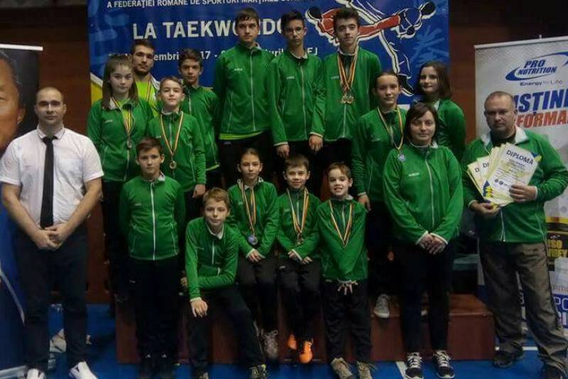 A Csíki Titánok sportolói és edzőjük Désen &bullet;  Fotó: Csíki Titánok