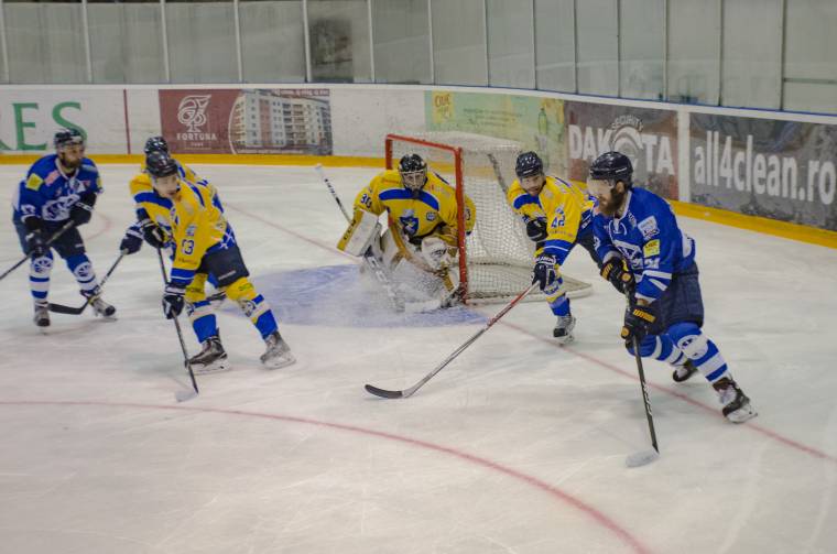 Flinta visszatért a Sportklubhoz, játszhat a Corona ellen