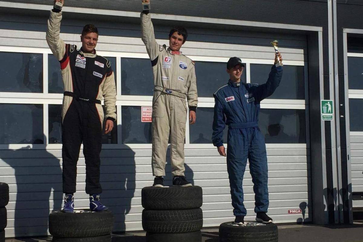 Díjkiosztó. Autókerekre álltak fel a legjobbak &bullet;  Fotó: Facebook/Richy Racing Team - Mihai Ciurea