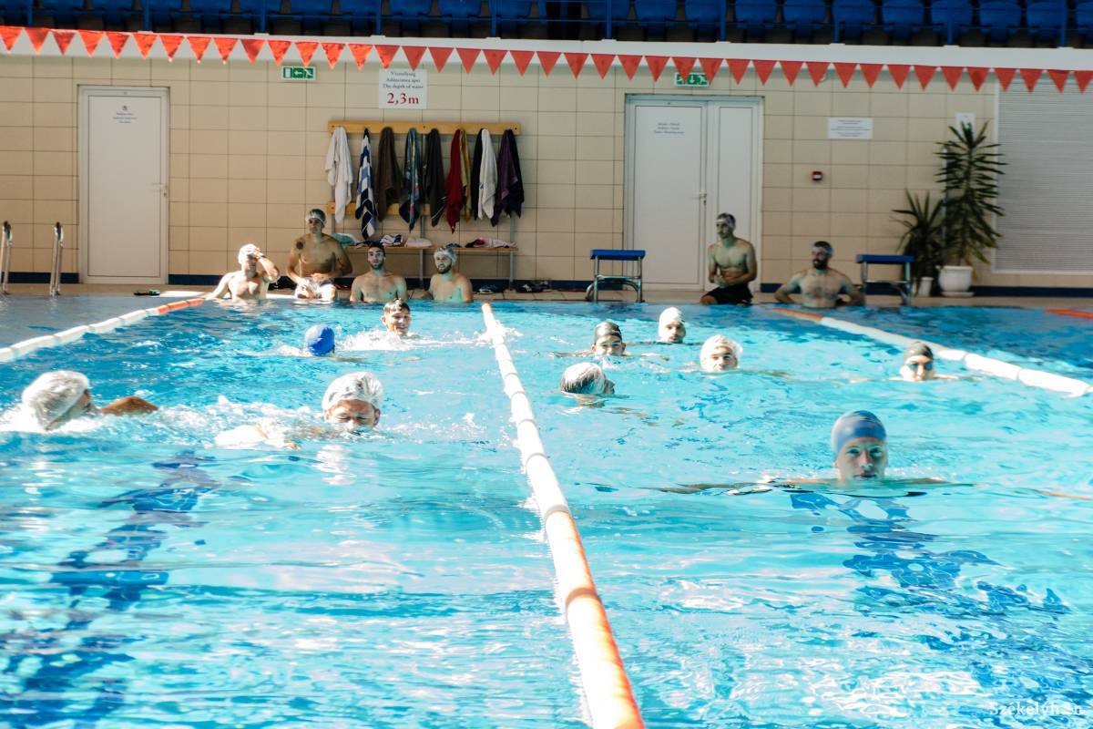 Úszóedzésen az FK Csíkszereda. Fontos a játékosok erőnléte •  Fotó: Gecse Noémi