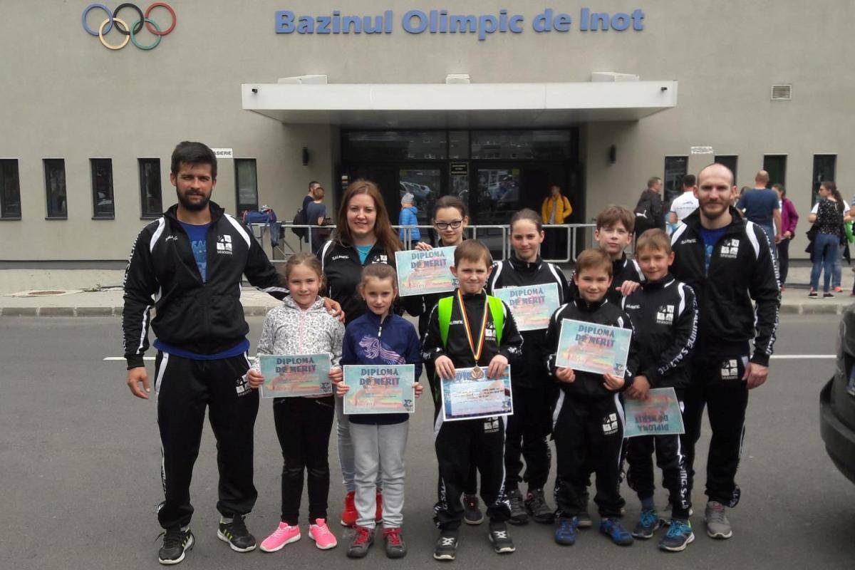 A 4 Seasons Sportklub úszói és edzői •  Fotó: Facebook