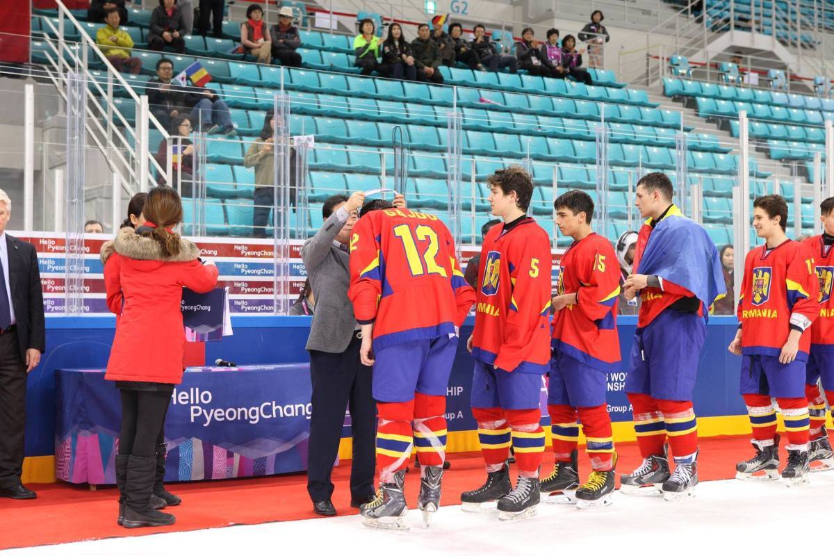 Díjkiosztó. A román válogatott tagjainak a nyakába akasztották az aranyérmet •  Fotó: Facebook/IIHF