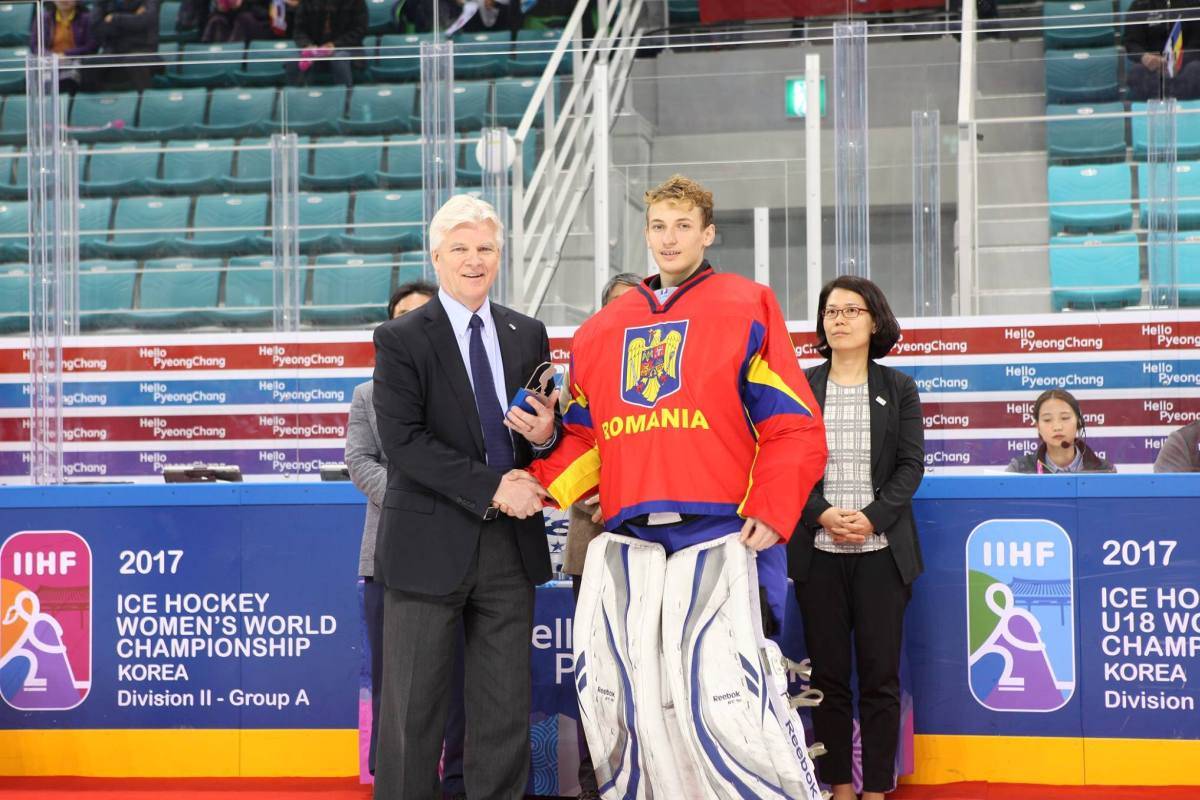 Adorján Örs vehette át a legjobb kapusnak járó elismerést •  Fotó: Facebook/IIHF