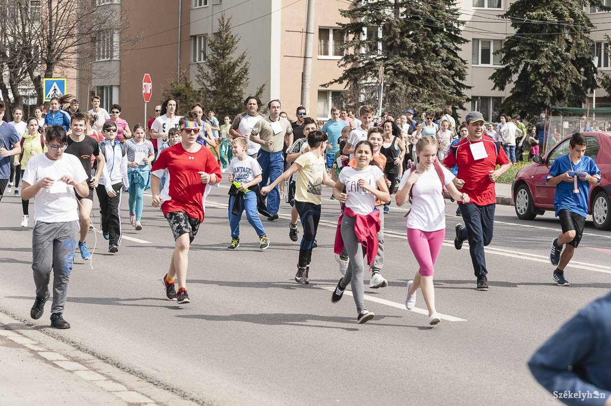 A futás öröme. Együtt szaladtak a kicsik és a nagyok •  Fotó: Gecse Noémi
