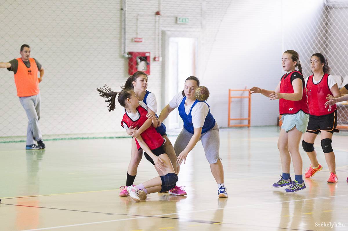 Manapság az ifjú kézilabdázók felnőtt korukban csak hobbiként űzik ezt a sportágat. Kevesen lesznek profik •  Fotó: Gecse Noémi