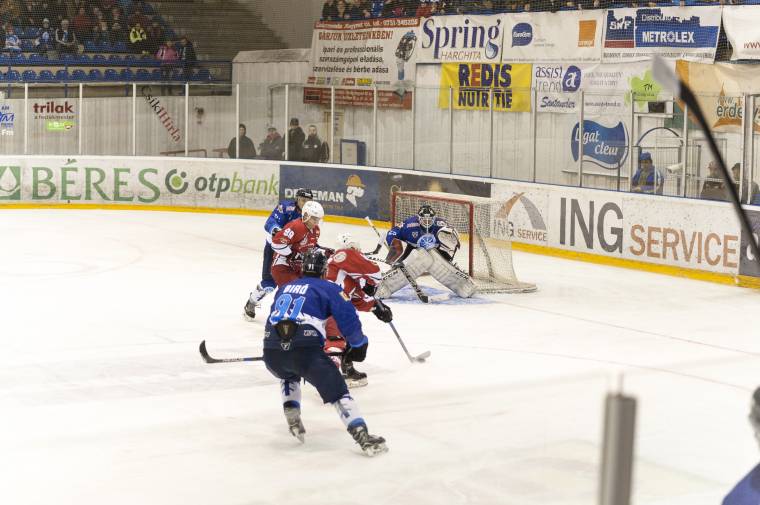 Az első meccset a Sportklub nyerte
