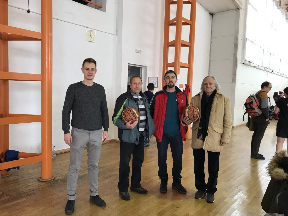 Megajándékozták tanárjaikat • Fotó: Antal Szabolcs