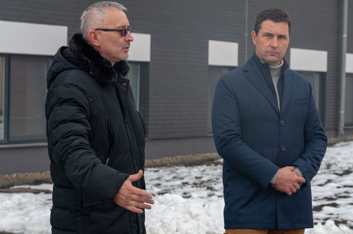 Such és Tánczos a sajtótájékoztatón •  Fotó: Gábos Albin