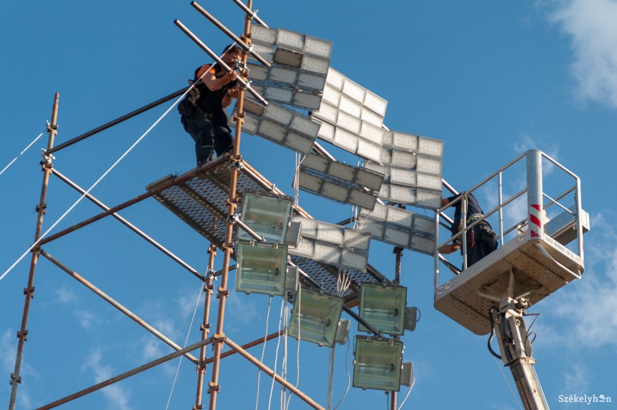 Villanyfénybe borul a csíki pálya. Furcsa lesz a játékosoknak is ilyen körülmények között játszani •  Fotó: Gábos Albin