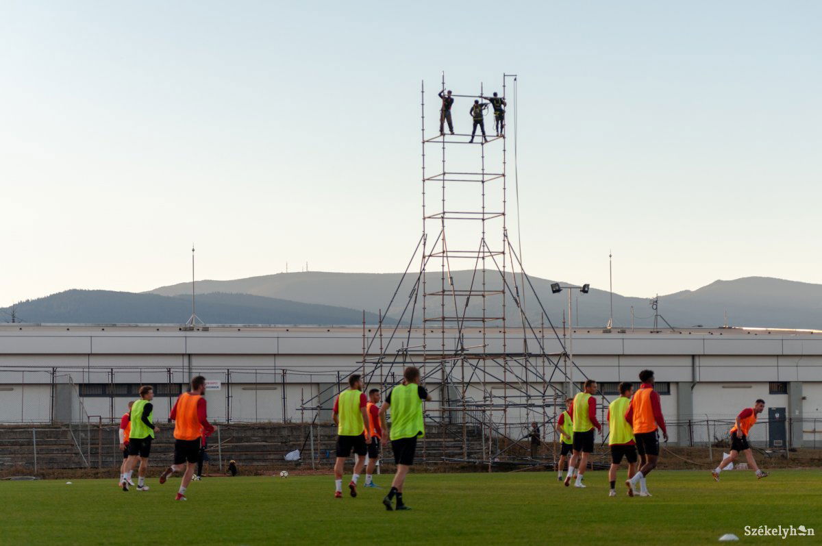 Zajlik a munka a pályán és azon kívül is. Sok energiát befektetett a csapat, hogy otthon játszhassa le a meccset •  Fotó: Gábos Albin