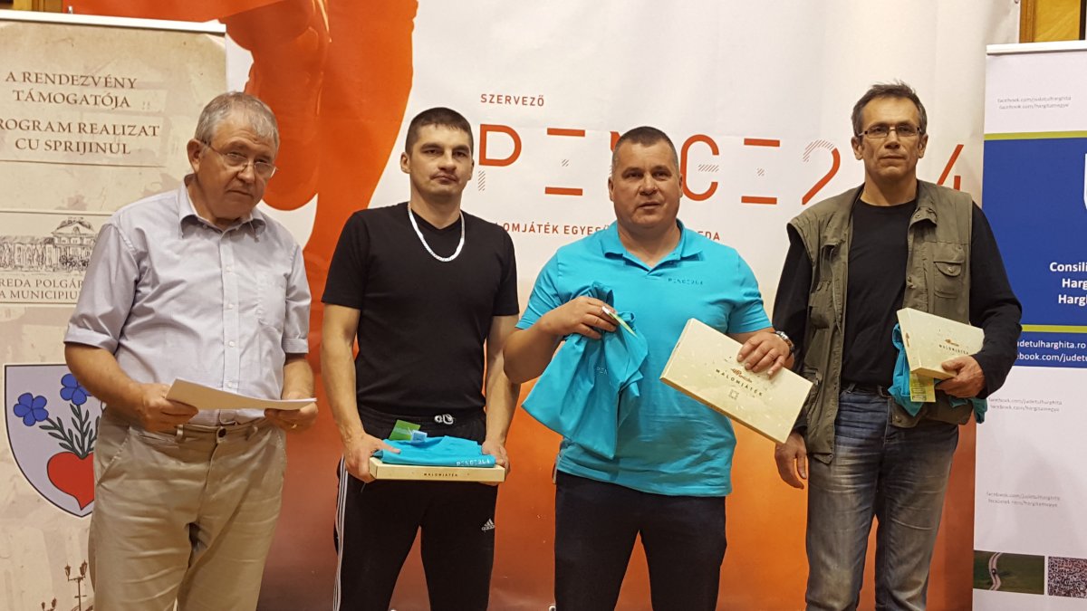 A nyílt verseny díjazása. Balról jobbra: Biró Sándor versenyvezető, illetve Orbán Csaba, Sánta Elemér és Corneliu Goja &bullet;  Fotó: Penge Malomjáték SE