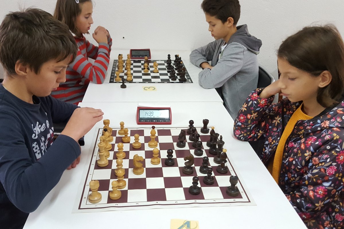 Balázs Szabolcs–Péter Boróka, mellettük András Dorottya–Dietrich Lóránt párharc &bullet;  Fotó: Biró Sándor • Forrás: Caissa.ro