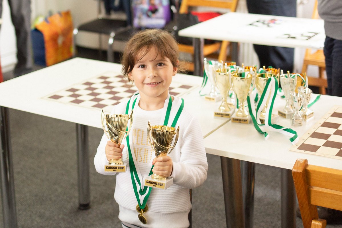 A nyolc éven aluliak kétszeres győztese az ötéves Szilveszter Dorka &bullet;  Fotó: Biró Sándor • Forrás: Caissa.ro
