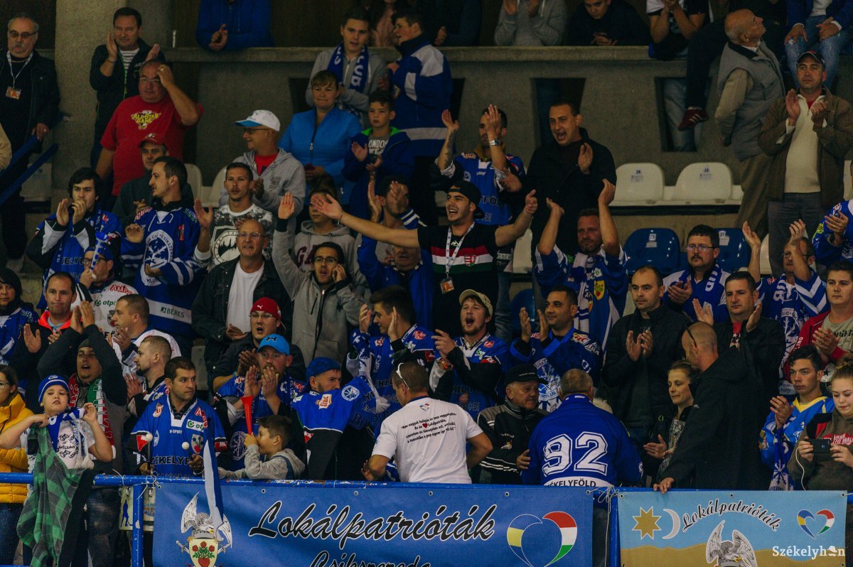Nem lehet telt ház az erdélyi hokimérkőzéseken. Előnyt élveznek a bérletesek •  Fotó: Gecse Noémi