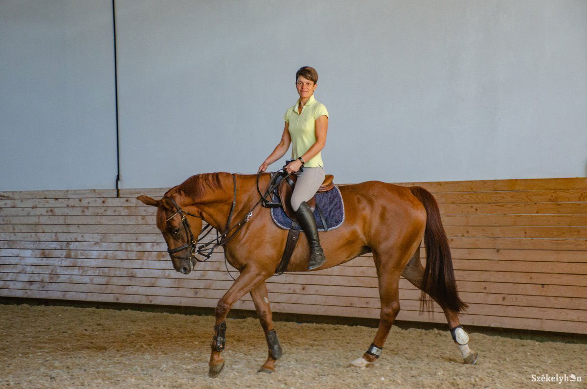 A házigazda Ferencz Katalin és egyik jószága. Munkásságát dícséri Dallos Gyula is &bullet;  Fotó: Gecse Noémi