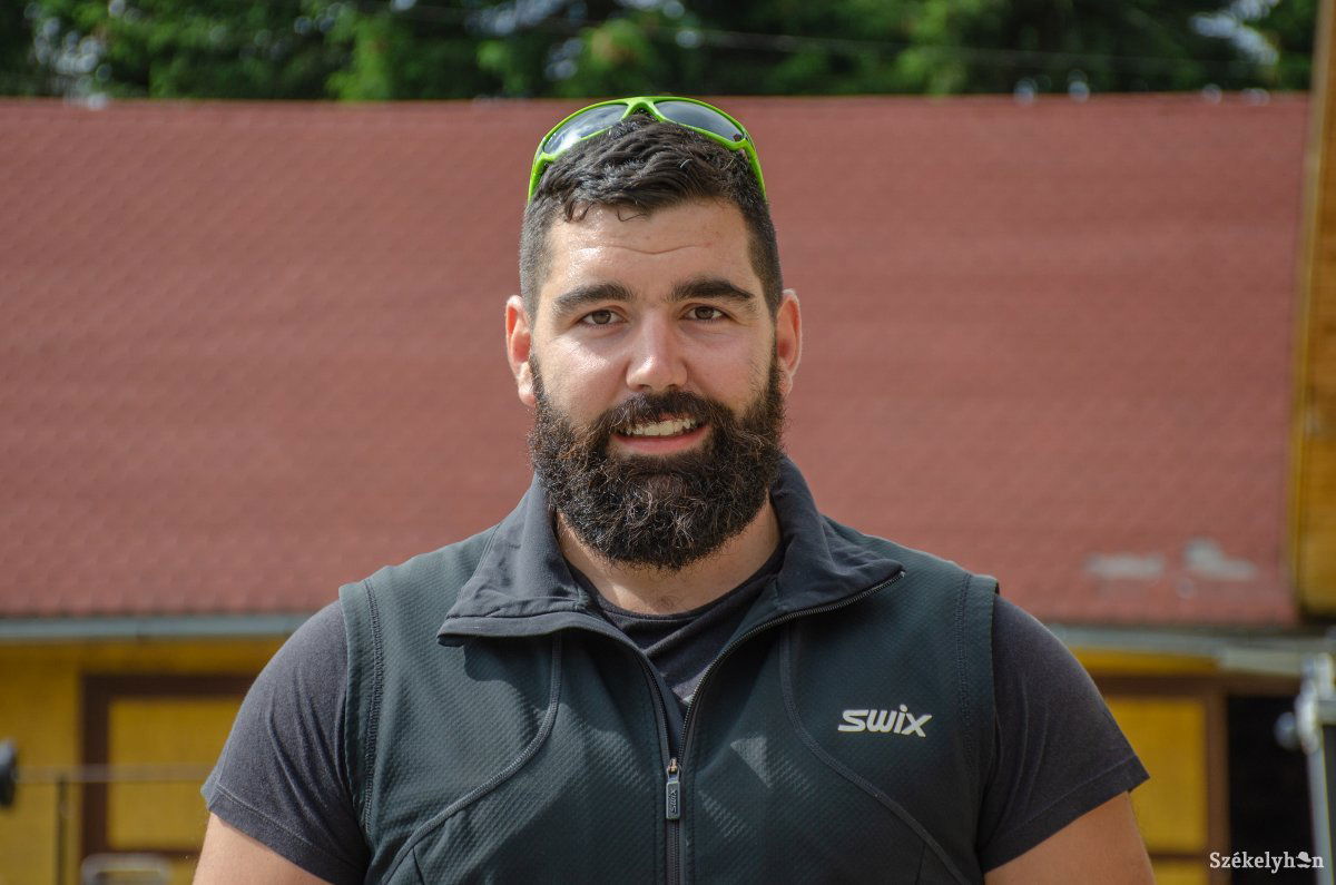 Czont Attila „szervizeli” a fáradt, sérült válogatott sportolókat &bullet;  Fotó: Gecse Noémi