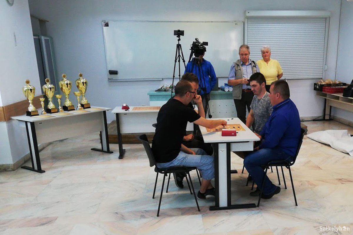 &bullet;  Fotó: Dobos László