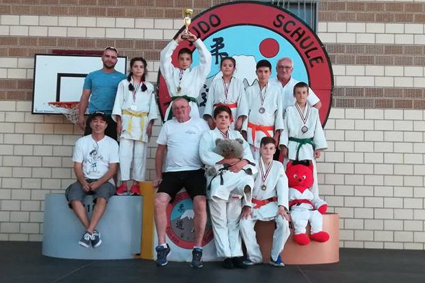 A csíki csapat a svájci tornán. Előkelő helyen végeztek • Forrás: Csíkszeredai ISK 