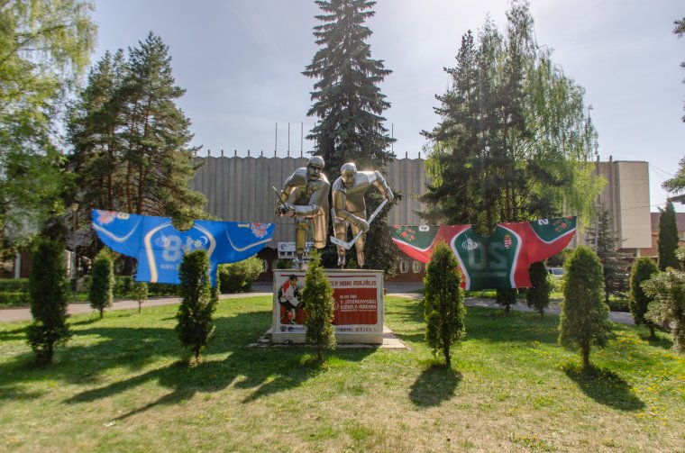 Közszemlére tették a székely-magyar hokigálán pályára lépő csapatok mezeit