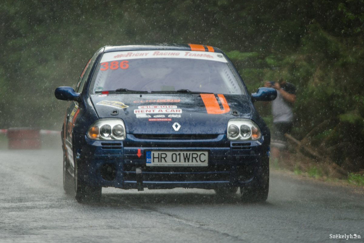 A Clio RS modellel sok probléma adódott – itt négy évvel ezelőtt, 2018. május 6-án a büdösfürdői úton rója a kilométereket •  Fotó: Pinti Attila