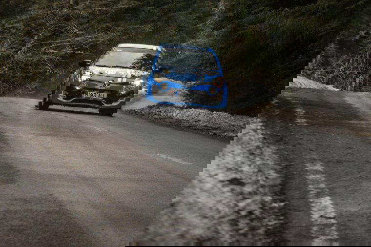 Büdösfürdő irányába száguldanak