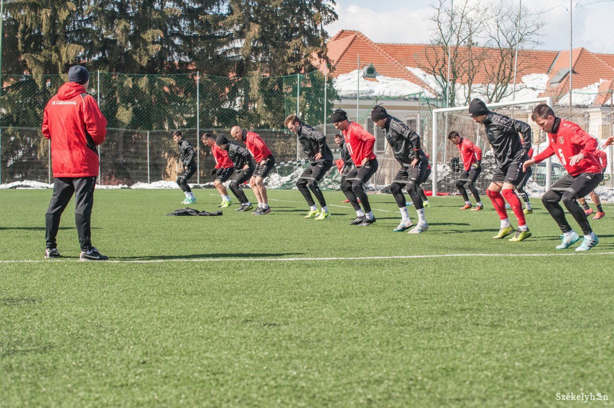 Napi rendszerességgel edzettek a csíki labdarúgók. Győzni szeretnének •  Fotó: Gecse Noémi